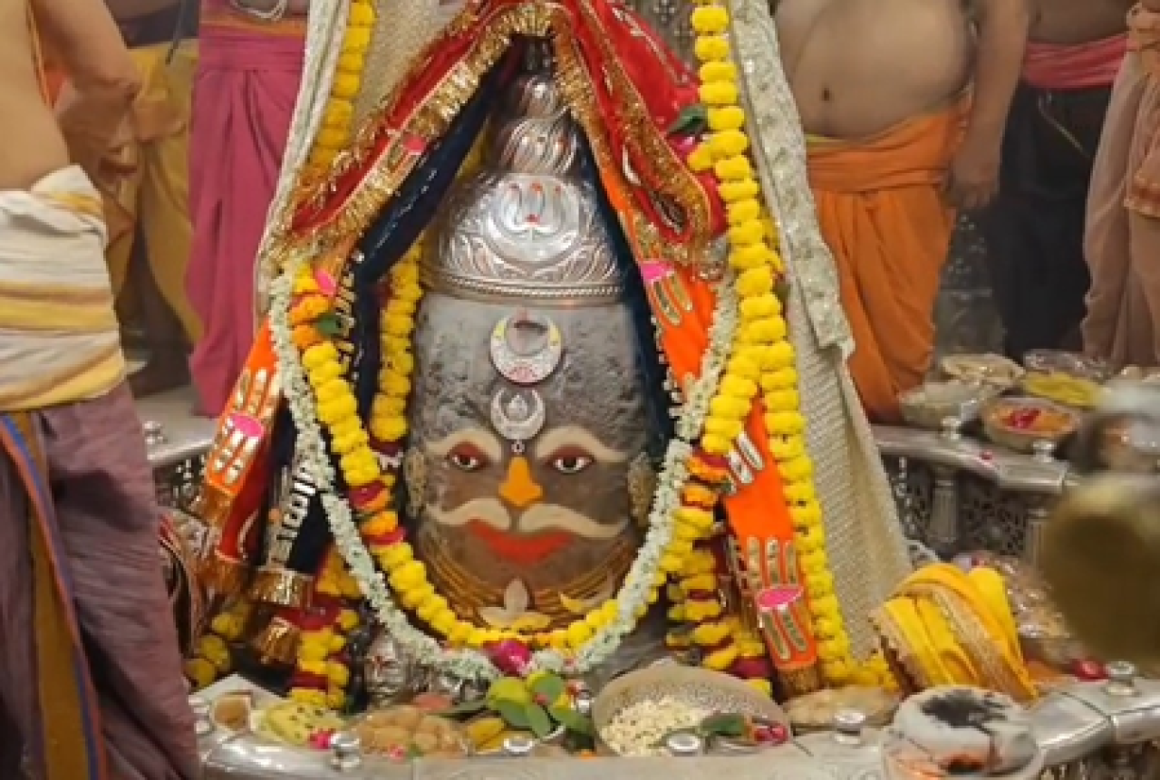 রাজা স্বরূপে সজ্জিত বাবা মহাকাল, পঞ্চামৃত পূজনের সাথে অনুষ্ঠিত হল ভস্ম আরতি
