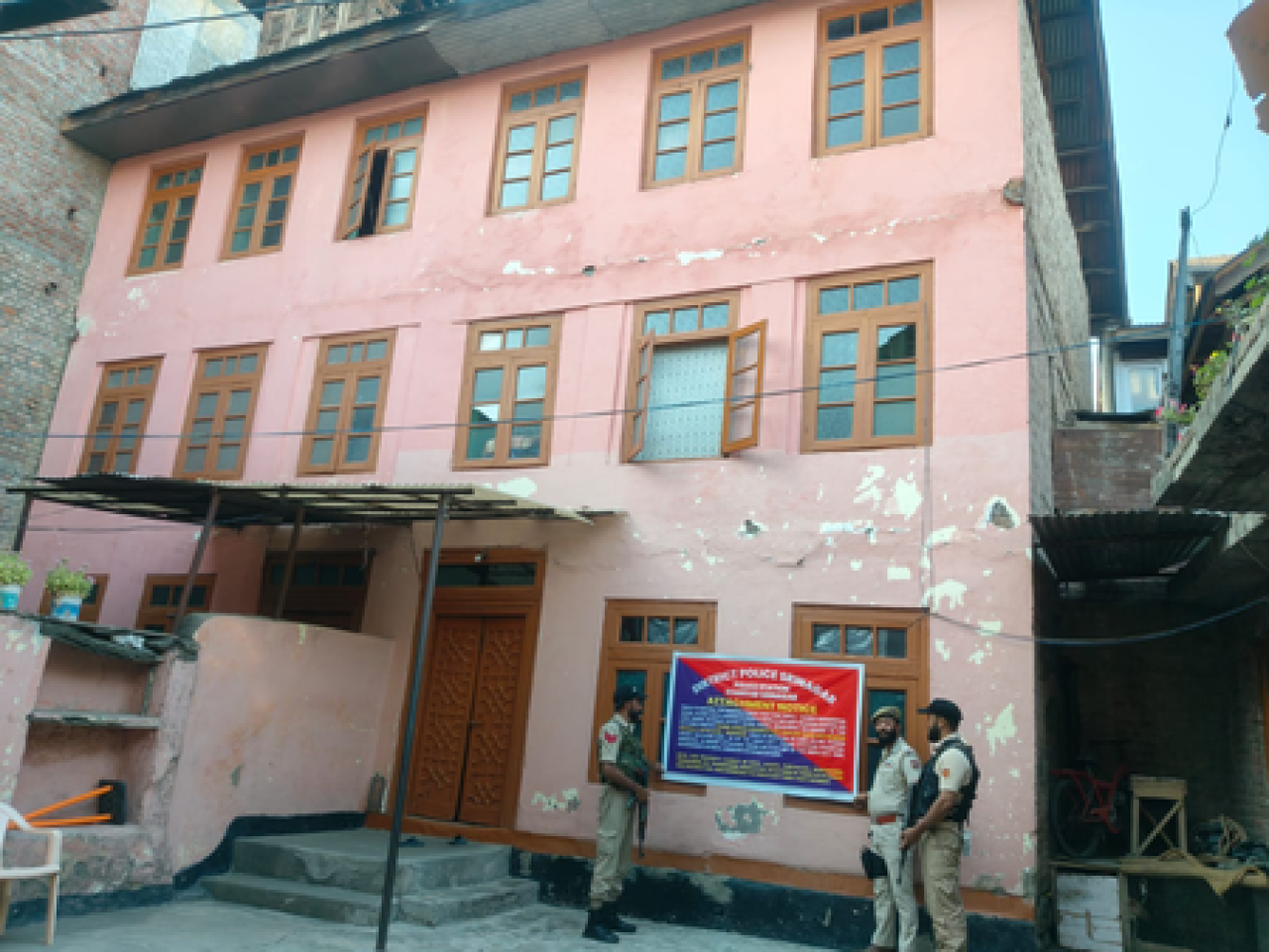 শ্রীনগর পুলিশের বড় অভিযান, ১৩.৪৩ কোটি টাকার সম্পত্তি আটক